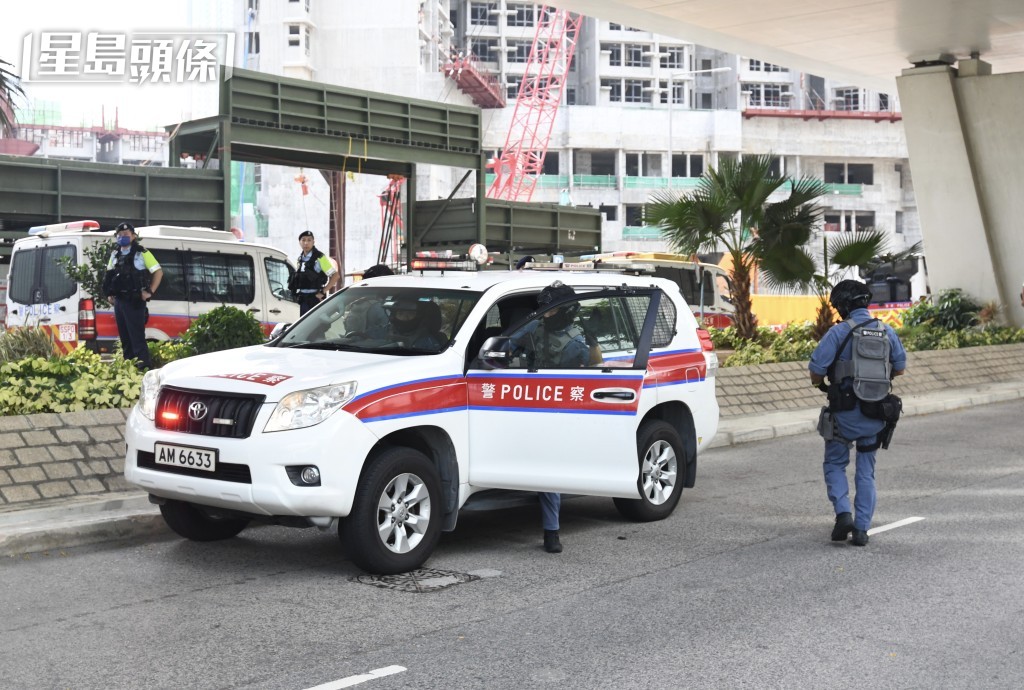 警方法院外佈防。