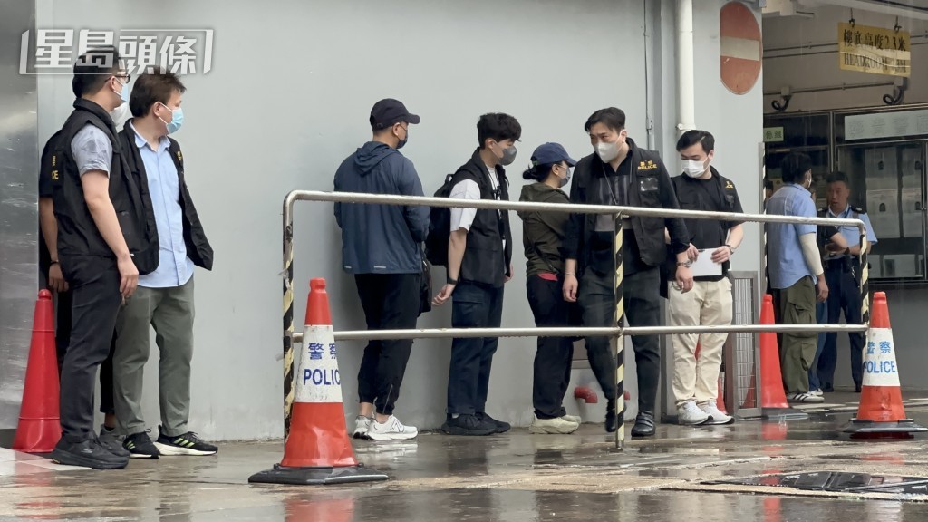 郑敬基的表妹及表妹夫(左五及左三),到青衣警署协助调查。梁国峰摄 郑敬基的表妹及表妹夫(左五及左三),到青衣警署协助调查。梁国峰摄