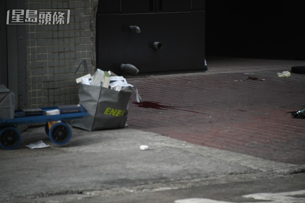 现场遗下大滩血迹。 现场遗下大滩血迹。