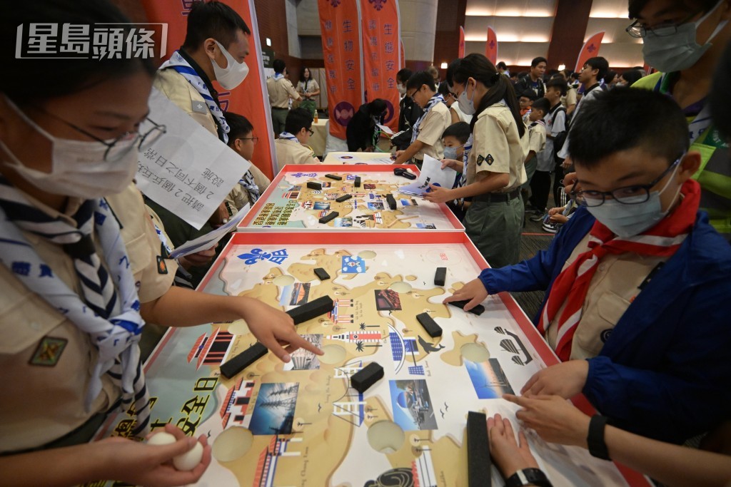 在場童軍參與攤位遊戲。蘇正謙攝
