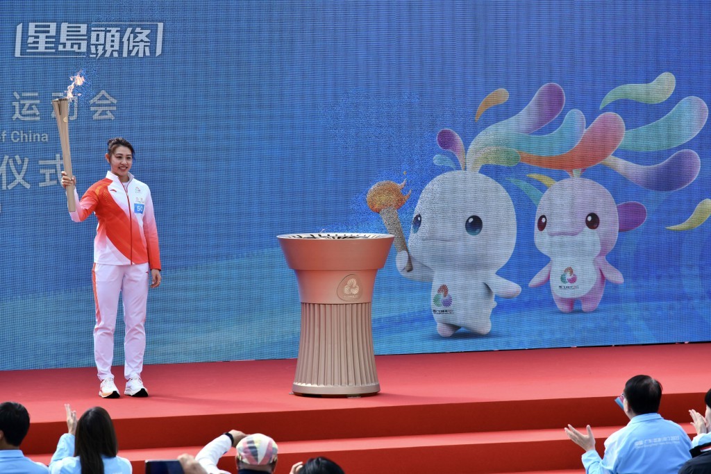 劍擊運動員佘繕妡負責最後一棒。盧江球攝 劍擊運動員佘繕妡負責最後一棒。盧江球攝