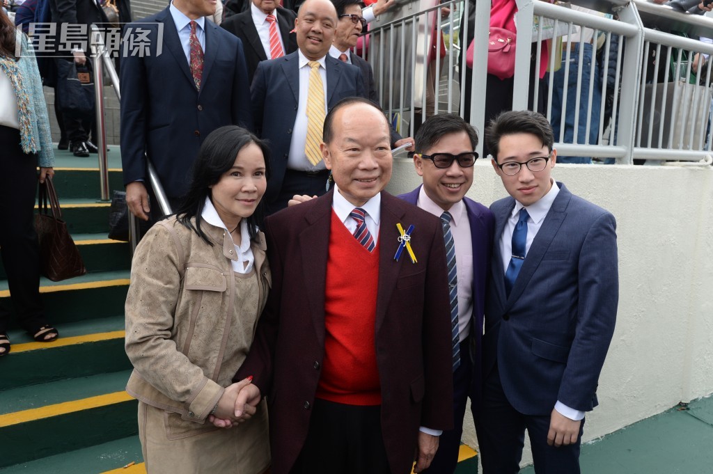  「金剛」系馬主許晉奎(左二)一直支持葉楚航(右二)。