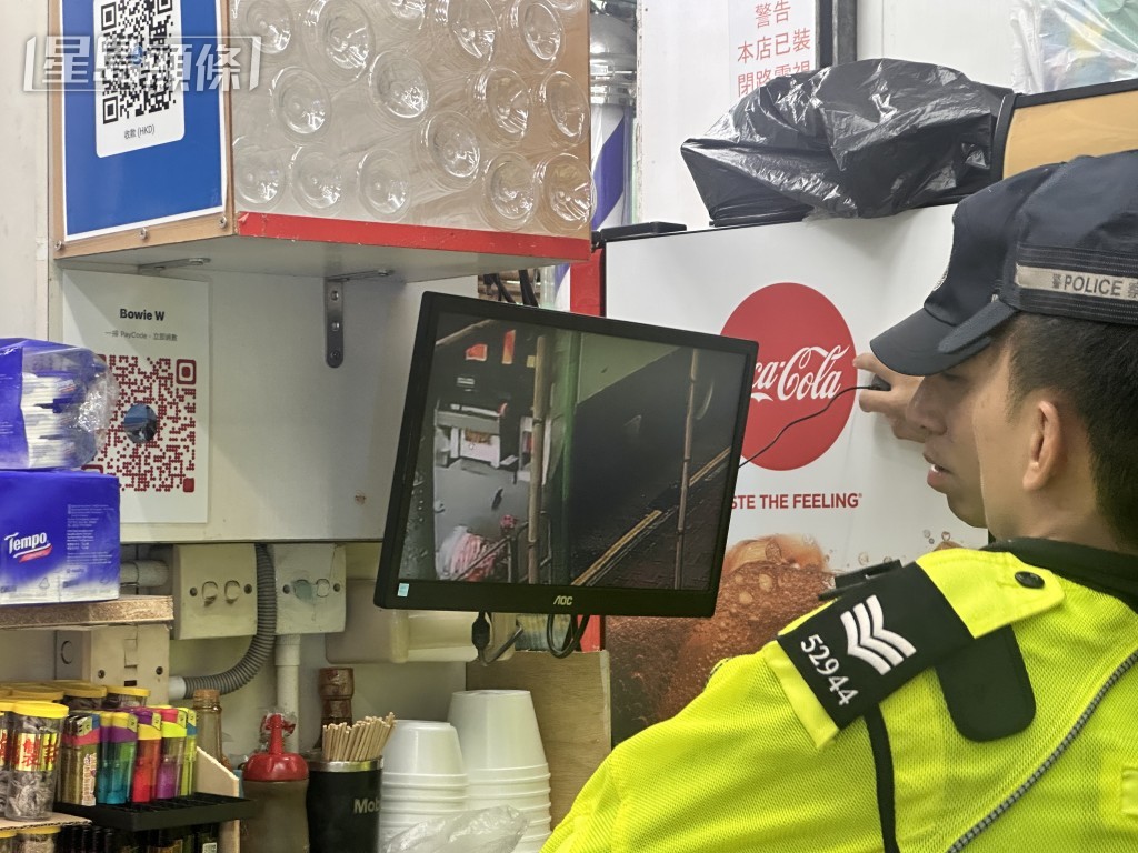 警員在附近涼茶舖翻看閉路電視片段。 警員在附近涼茶舖翻看閉路電視片段。