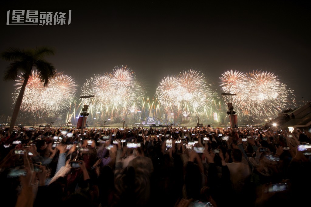 2024年除夕煙花。歐樂年攝 2024年除夕煙花。歐樂年攝