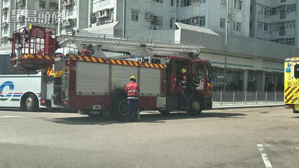 救援人員到場拯救。蔡楚輝攝