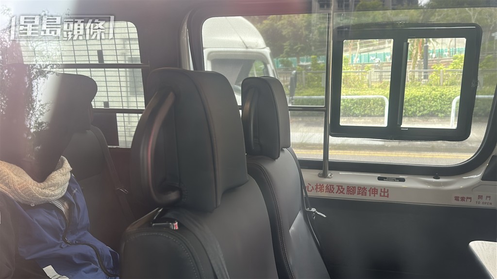 寶馬車上男司機及女乘客被制服。