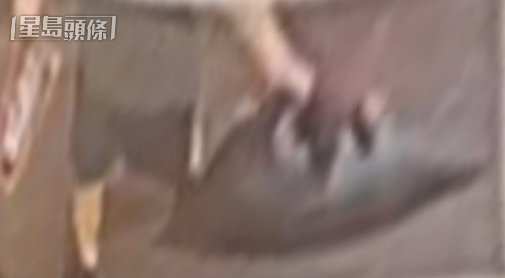 一名身穿灰衣、黑短褲的男子,持多袋物品走過長沙灣街頭。CCTV截圖 一名身穿灰衣、黑短褲的男子,持多袋物品走過長沙灣街頭。CCTV截圖