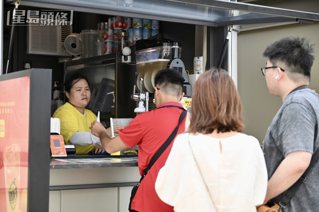 小食店生意不俗。劉駿軒攝 小食店生意不俗。劉駿軒攝