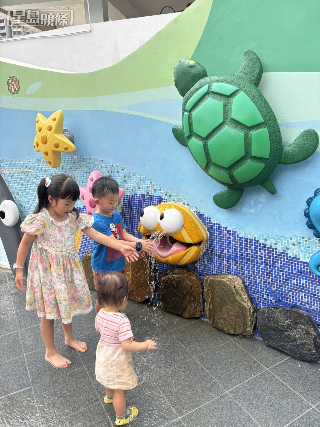 夏季限定開放的綠洲噴泉可以嬉水，小朋友都愛自攜器皿玩水。（圖片來源：《親子王》）