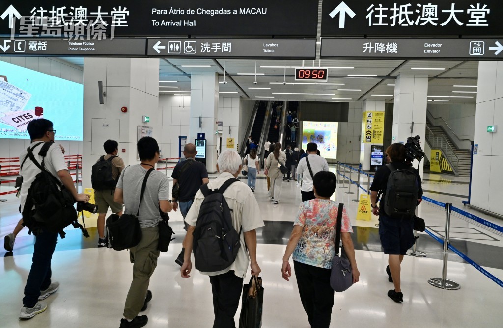 「港澳通關互用二維碼」推出後,港澳居民用各自的二維碼穿梭兩地。 「港澳通關互用二維碼」推出後,港澳居民用各自的二維碼穿梭兩地。