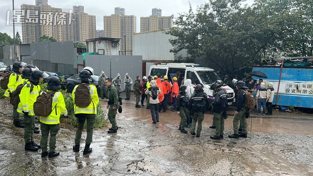 搜救隊伍繼續上山搜索。梁國峰攝 搜救隊伍繼續上山搜索。梁國峰攝