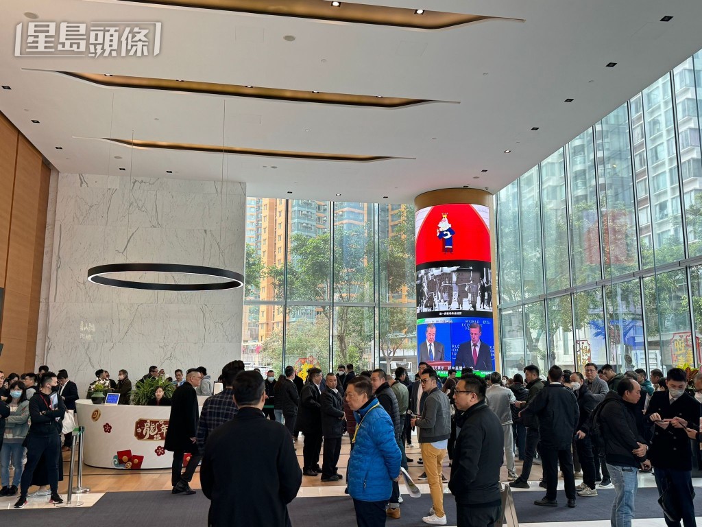 碧桂園旗下位於九龍城現樓新盤瓏碧,日前大減價後,今日發售60伙單位,消息指,A組時段暫沽約31伙。 碧桂園旗下位於九龍城現樓新盤瓏碧,日前大減價後,今日發售60伙單位,消息指,A組時段暫沽約31伙。