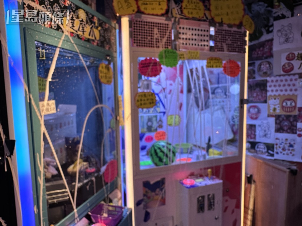 店內大部分夾公仔機均被淋潑白漆損毀。