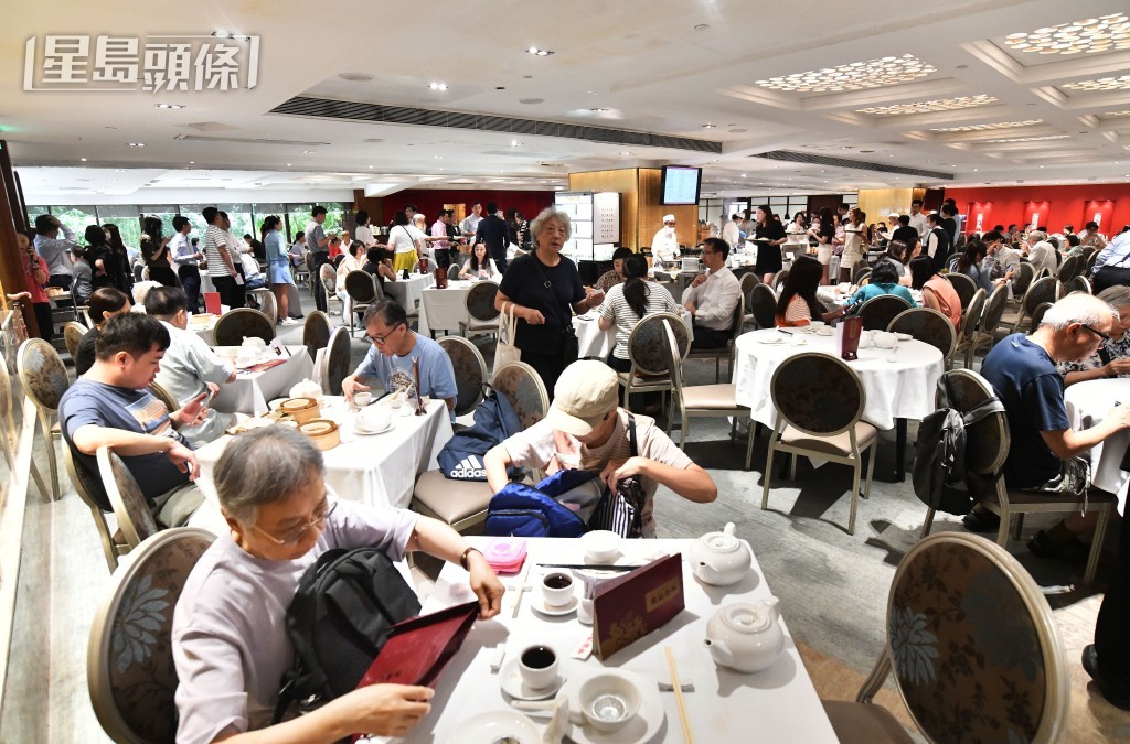 今日酒樓午市坐滿茶客。盧江球攝 今日酒樓午市坐滿茶客。盧江球攝