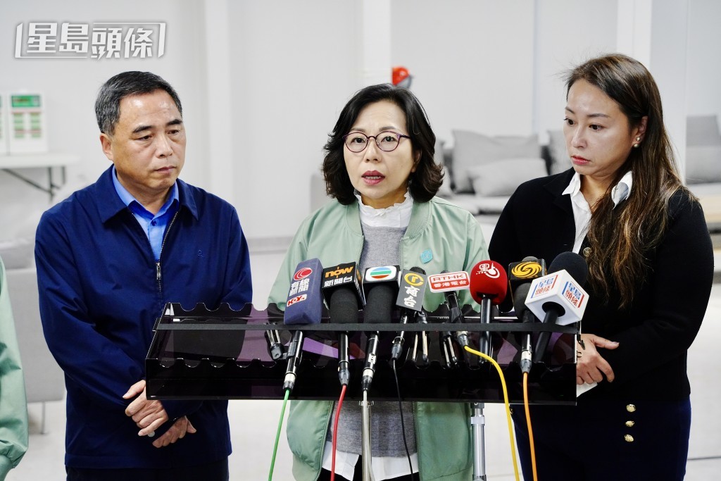 民青局長麥美娟（中）見記者交代最新安置居民安排。汪旭峰攝