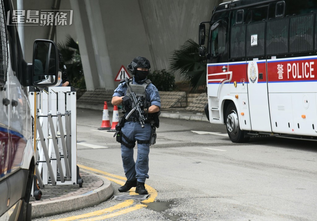 警方荷槍在法院外戒備。何健勇攝