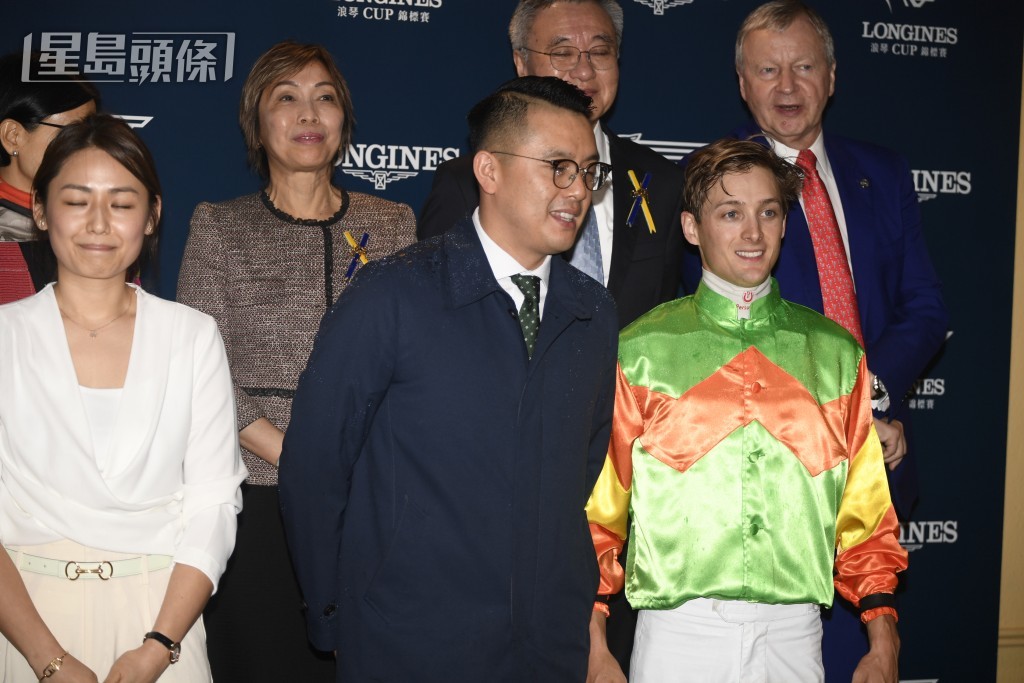 伍鵬志(右二)勝出「馬有運」和「添開心」，後駒更奪得浪琴錦標。