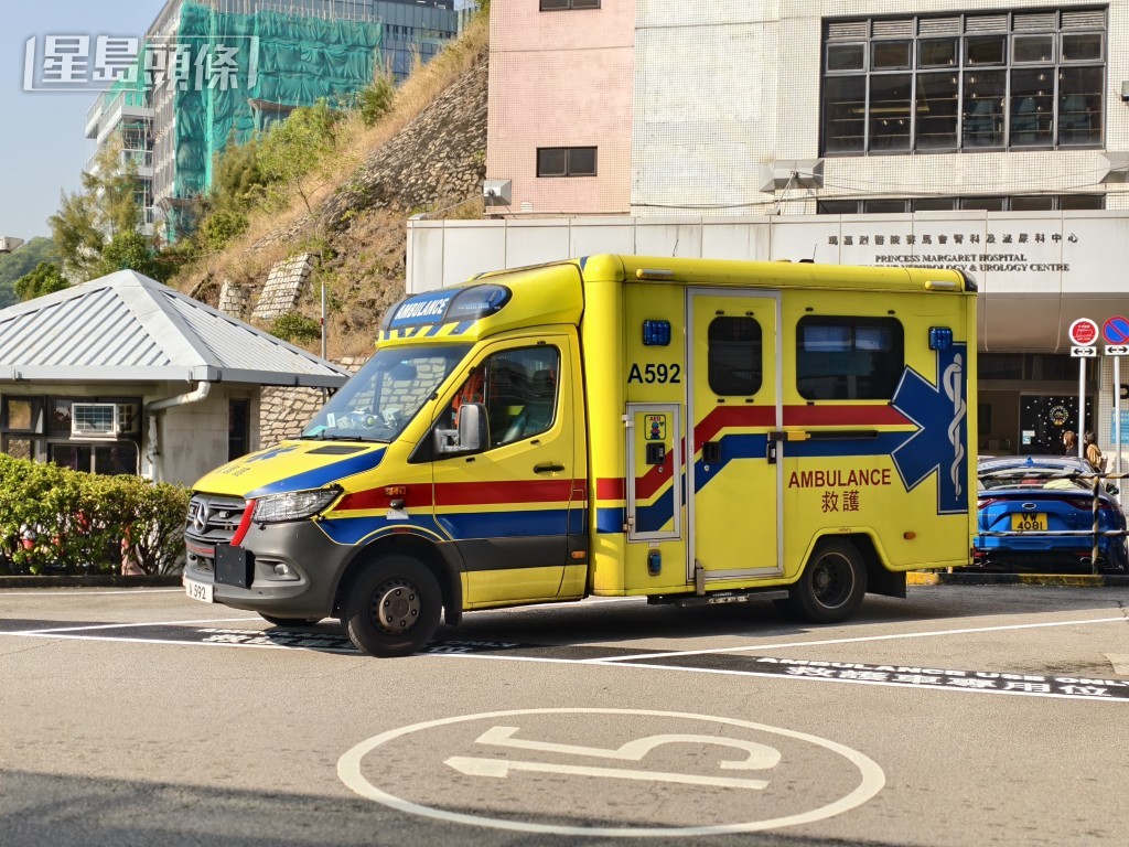 男途人被送往玛嘉烈医院救治。梁国峰摄 男途人被送往玛嘉烈医院救治。梁国峰摄