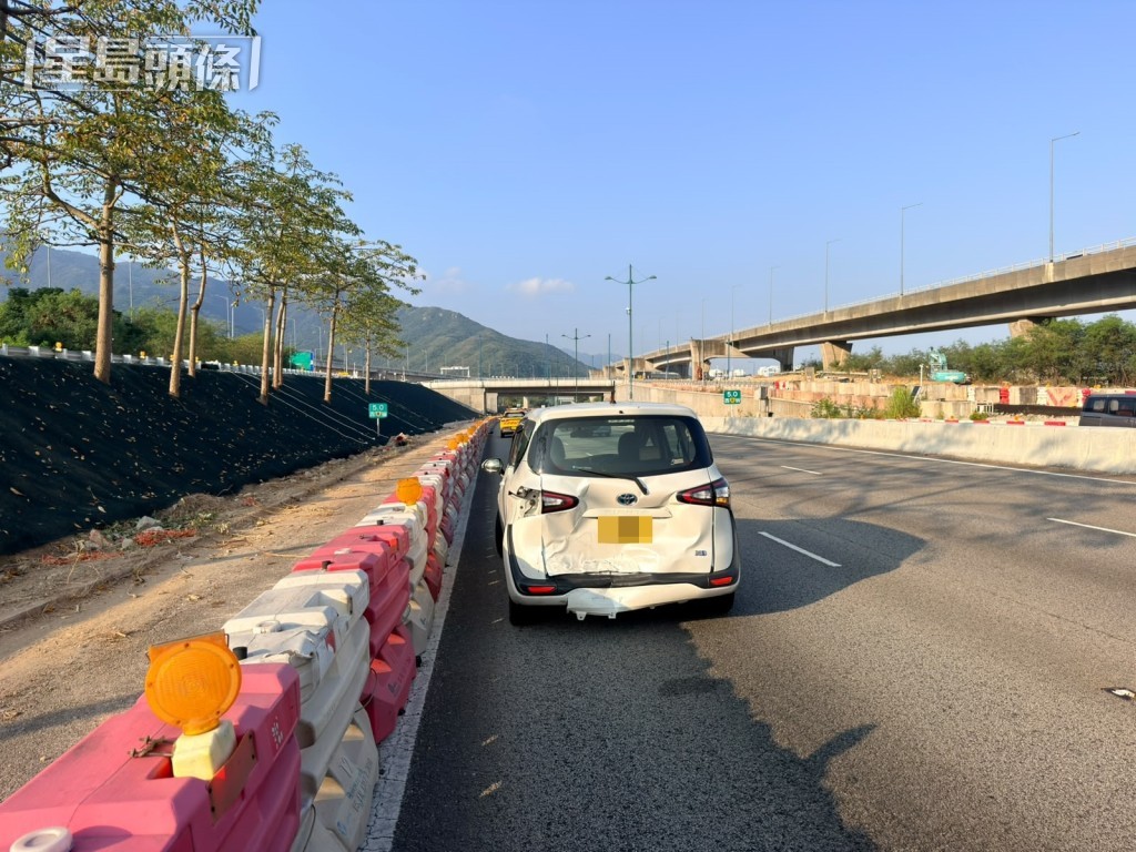 另一輛私家車亦損毀。 另一輛私家車亦損毀。