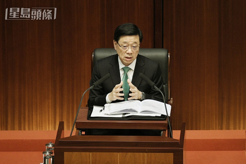 李家超表示北部都会区和交椅洲人工岛两个发展项目涉及的元素不同。资料图片
