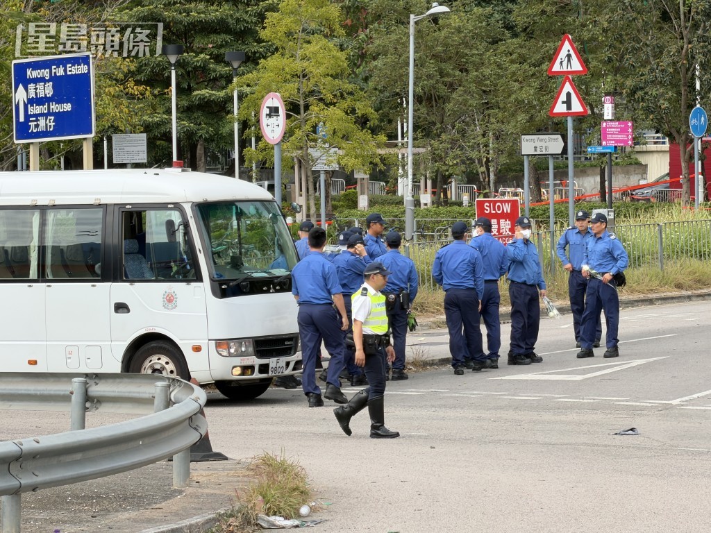消防同袍到現場路祭。梁國峰攝 消防同袍到現場路祭。梁國峰攝