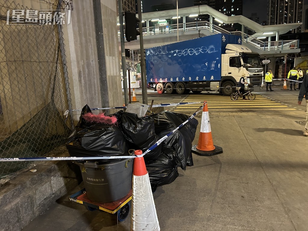 食環署二級工人李海英被貨車撞斃，現場遺下運送垃圾的手推車。資料圖片