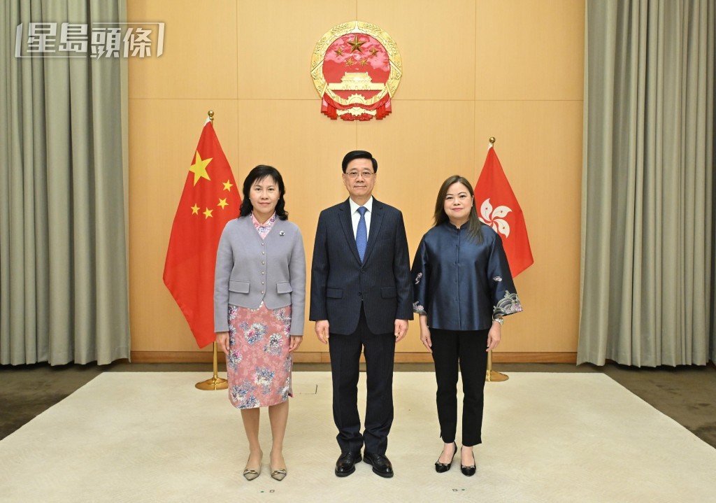 李家超日前宣布由陳美寶(左)出任運輸及物流局局長和羅淑佩(右)出任文化體育及旅遊局局長。政府新聞處圖片 李家超日前宣布由陳美寶(左)出任運輸及物流局局長和羅淑佩(右)出任文化體育及旅遊局局長。政府新聞處圖片