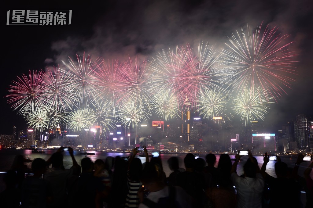 十一国庆烟花汇演将在今年复办。资料图片 十一国庆烟花汇演将在今年复办。资料图片