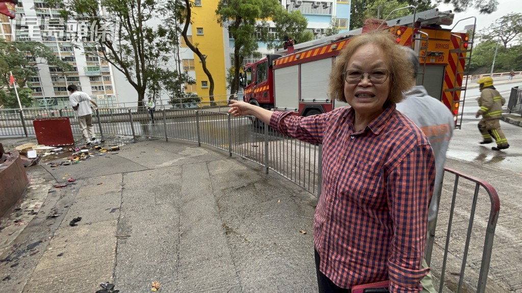 福德廟義工方太指掛於廟宇天花的塔香火種跌下,燒著衣紙起火。 福德廟義工方太指掛於廟宇天花的塔香火種跌下,燒著衣紙起火。