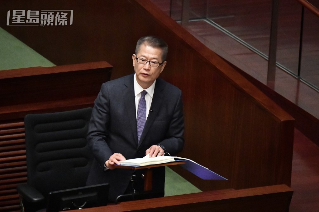 財政司司長陳茂波在立法會公布新一份政府財政預算案。盧江球攝