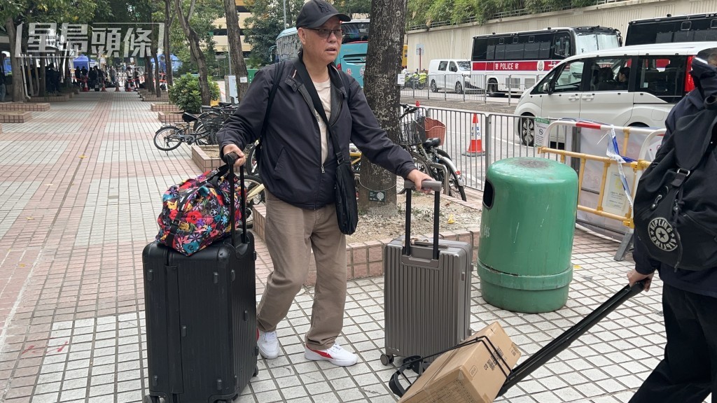 庾先生主取回護照及銀行卡等重要物品，亦有少量個人用品便離開。蔡楚輝攝