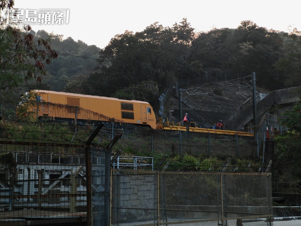 太和站附近有工程車出現設備故障，東鐵綫列車服務受阻。黎志偉攝