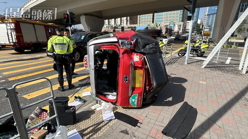 的士翻側橫亙在馬路上。蔡楚輝攝