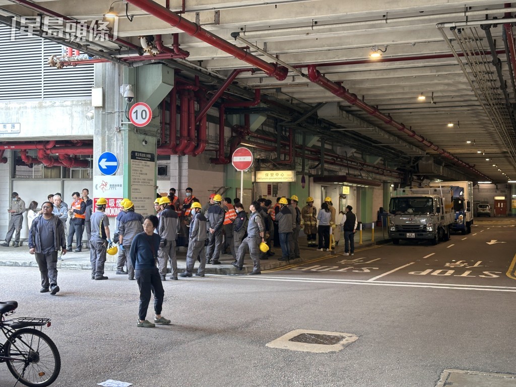 車廠職員疏散。梁國峰攝