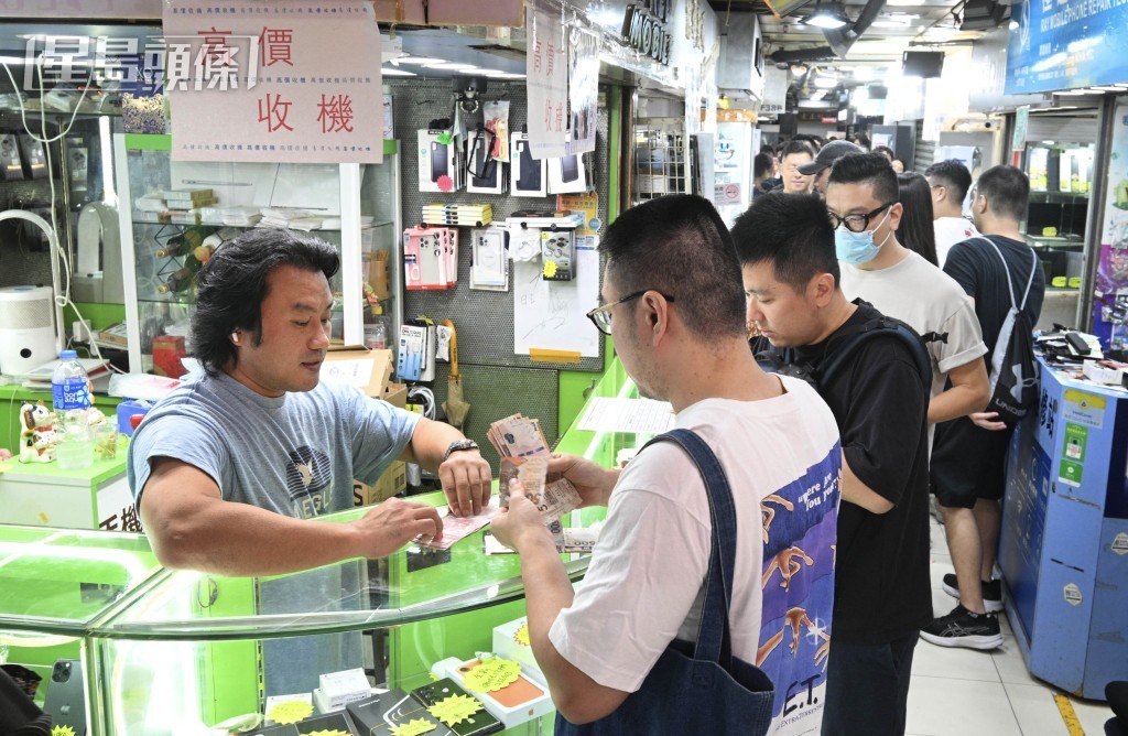 不少人到先達放機。