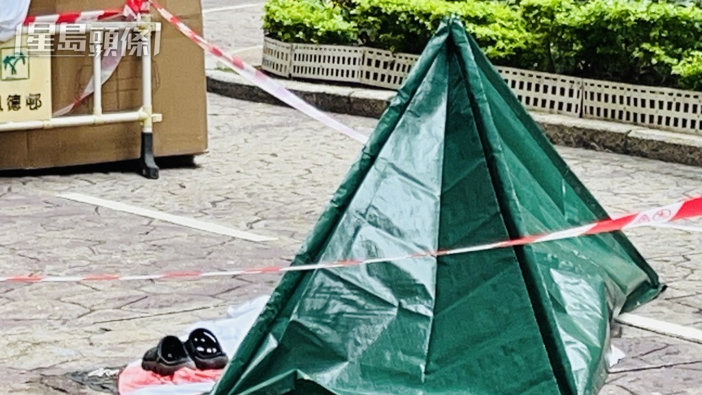 警員用帳篷遮蔽遺體。蔡楚輝攝 警員用帳篷遮蔽遺體。蔡楚輝攝