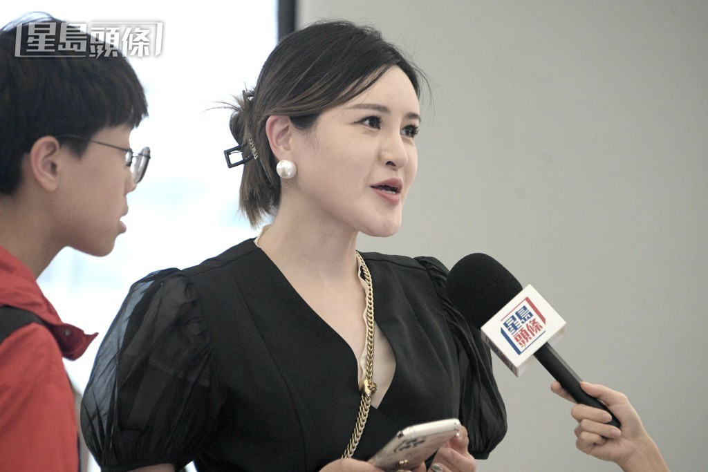 陈小姐表示在香港两天一直下雨，影响出行游玩感到失望。陈浩元摄