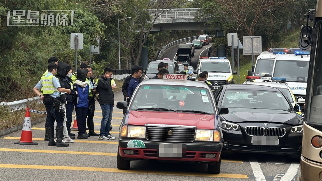 寶馬一男一女被黑布蒙頭，押解搜車。劉漢權攝