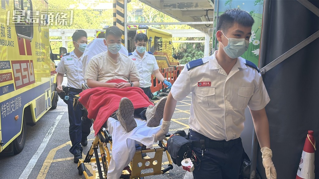 受傷警員由救護車送院。