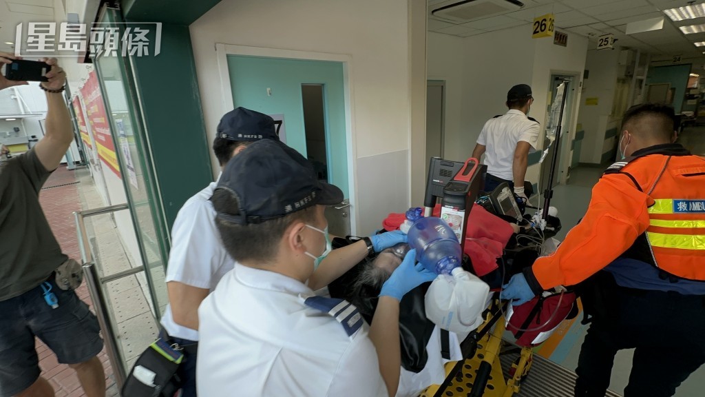 墮海女子昏迷,由救護車送院。 墮海女子昏迷,由救護車送院。