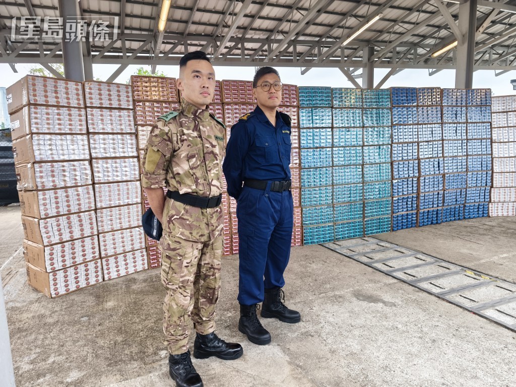 水警总区特遣队高级督察伍俊豪（左）及香港海关海域调查组高级督察林兆烽。
