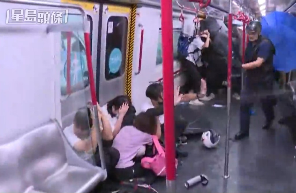 当日有示威者登上太子方向列车。资料图片 当日有示威者登上太子方向列车。资料图片