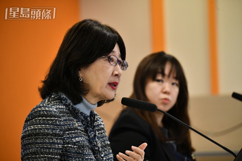 私隱專員鍾麗玲（左）強調，大部分現實世界的法律同樣適用於數碼世界。盧江球攝