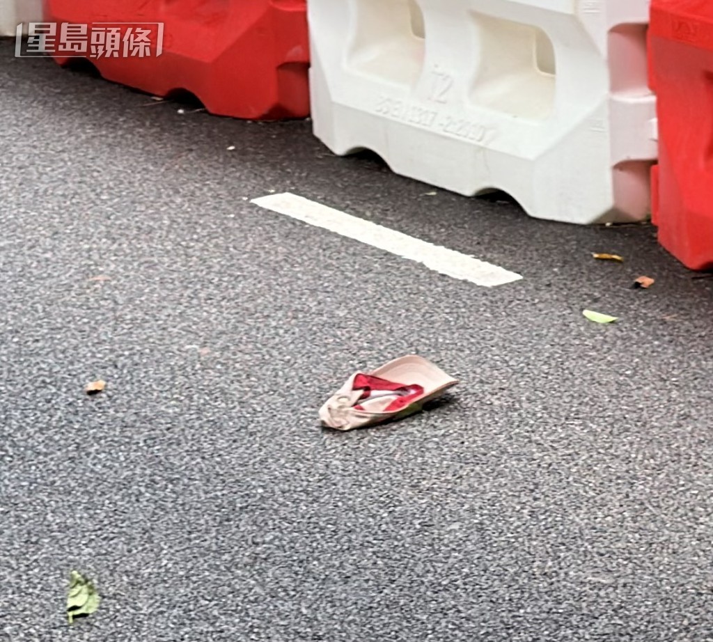 馬路遺下一頂帽。 馬路遺下一頂帽。