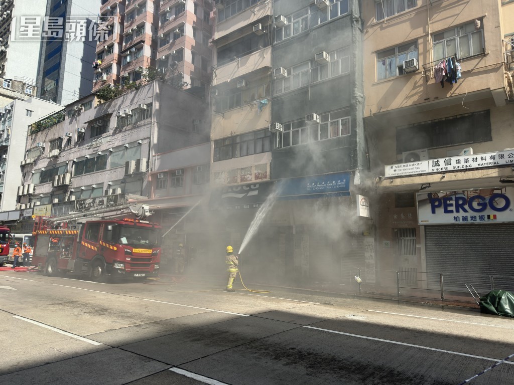 消防員射水灌救。梁國峰攝