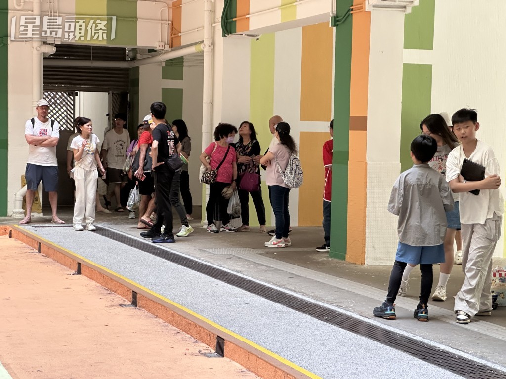 住客需要疏散暫避。梁國峰攝 住客需要疏散暫避。梁國峰攝