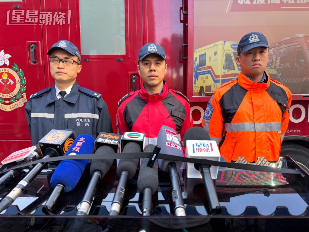 消防處助理消防區長鄒梓浩（中）、救護主任龔鋭龍（右）和警方元朗分區指揮官署理警司江偉峰。