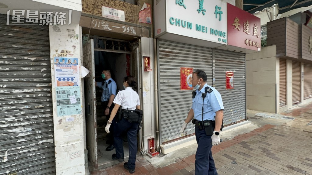 警員又到福華街91號大廈調查。 警員又到福華街91號大廈調查。