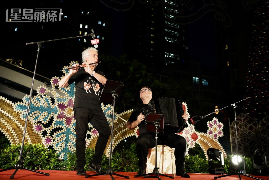 灣仔利東街聖誕燈飾舉行亮燈儀式,現場進行音樂表演。劉駿軒攝 灣仔利東街聖誕燈飾舉行亮燈儀式,現場進行音樂表演。劉駿軒攝