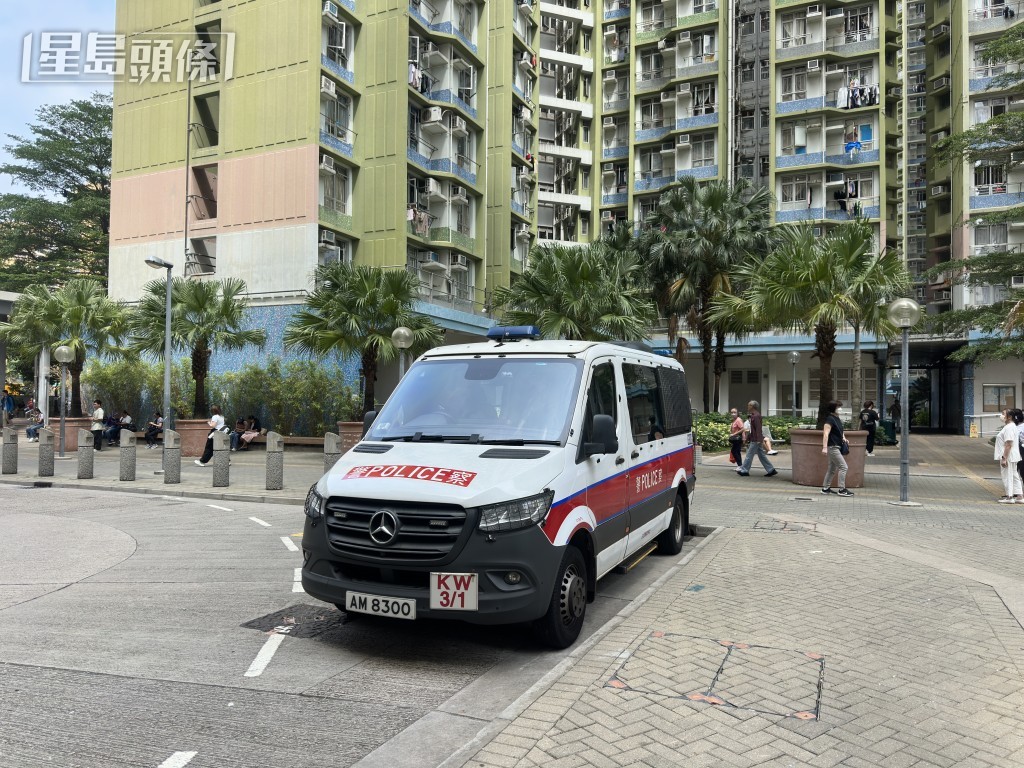 元禧樓男子上吊,警員到場調查。梁國峰攝 元禧樓男子上吊,警員到場調查。梁國峰攝